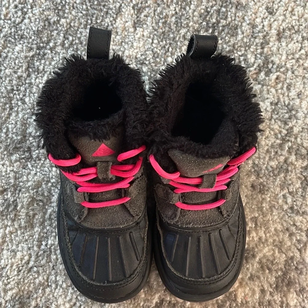 Nike Kids ACG Fur Lined Sneaker Boots Size:11C Hot Pink Black and Grey - Picture 3 of 15